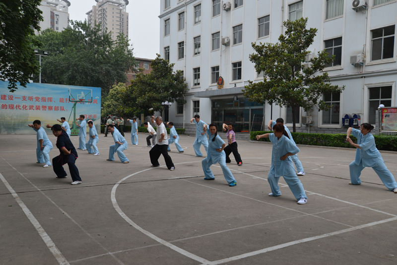 聘請(qǐng)陳式太極拳知名教練教學(xué)，開展太極拳興趣小組活動(dòng)。
