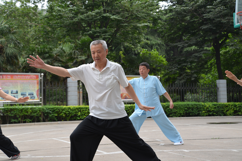 聘請(qǐng)陳式太極拳知名教練教學(xué)，開展太極拳興趣小組活動(dòng)。