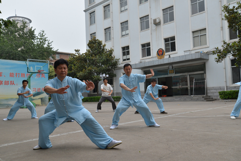 聘請(qǐng)陳式太極拳知名教練教學(xué)，開展太極拳興趣小組活動(dòng)。