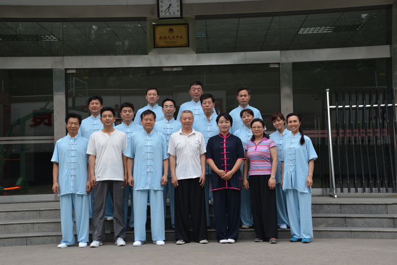 聘請(qǐng)陳式太極拳知名教練教學(xué)，開展太極拳興趣小組活動(dòng)。