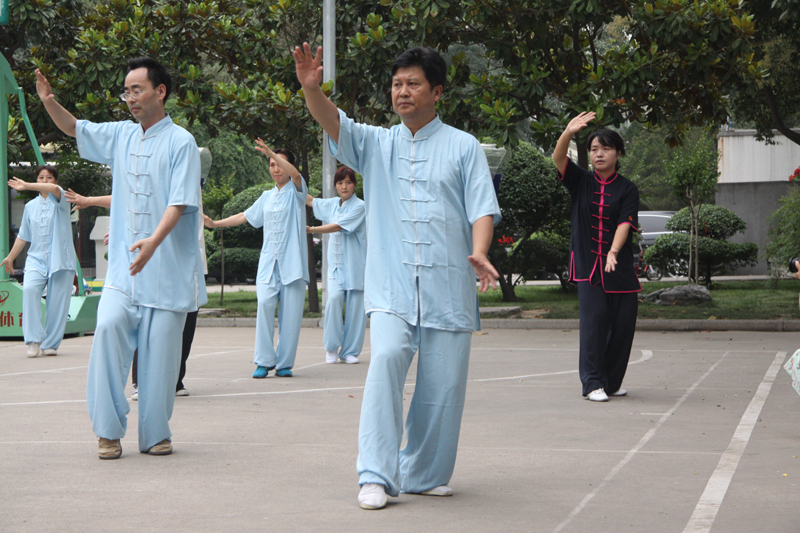 聘請(qǐng)陳式太極拳知名教練教學(xué)，開展太極拳興趣小組活動(dòng)。